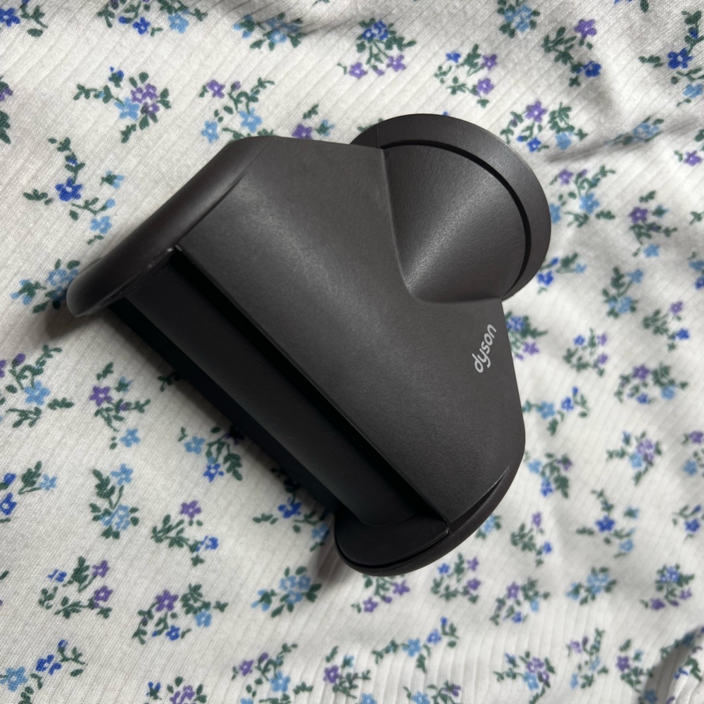 Dyson supersonic flyaway attachment.